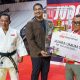 9025Menpora-Dito-Serahkan-Piala-Juara-Umum-Judo-Kapolri-Cup-2023