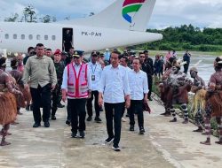 Tiba di Asmat, Presiden Resmikan Pengembangan Bandara Ewer