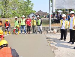 Presiden Jokowi Tinjau Rekonstruksi Jalan Raya Surakarta-Gemolong-Purwodadi