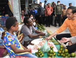 Kunjungi Pasar Pharaa, Presiden Sapa Warga dan Cek Harga Kebutuhan Pokok