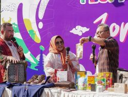 Mendag Zulkifli Hasan Ikutan Jualan Online di Festival Indonesia Jakarta