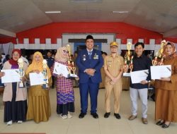 Bupati Maros Serahkan Penghargaan dan Bantuan dalam Rangka Perayaan HUT Kemerdekaan RI