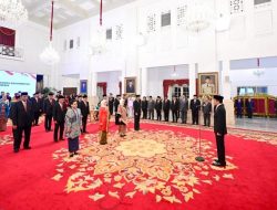 Presiden Jokowi Anugerahkan Tanda Kehormatan kepada 18 Tokoh