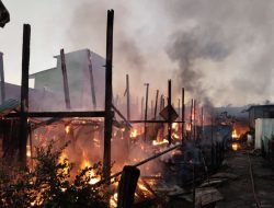 Kebakaran di Kelurahan Pettuadae, Kab. Maros: 10 Unit Rumah Hangus Terbakar