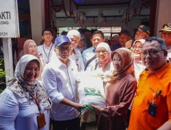 Menperdag Zulkifli Hasan Salurkan Bantuan Beras Masyarakat