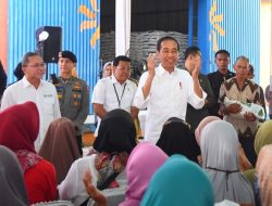 Presiden Joko Widodo Melakukan Penyaluran Bantuan Pangan Beras