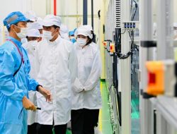 Presiden Joko Widodo Meninjau Pabrik Baterai Mobil Listrik di Karawang
