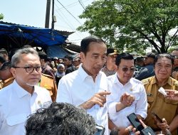 Presiden Jokowi Tinjau Harga Bahan Pokok di Pasar Kranggot