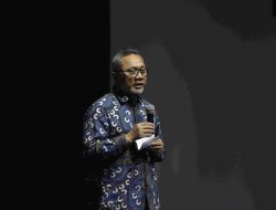 Zulkifli Hasan, Hadiri Parade Ke-8 Jakarta Muslim Fashion Week 2024