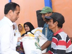 Presiden Jokowi Serahkan Bantuan Pangan bagi Masyarakat