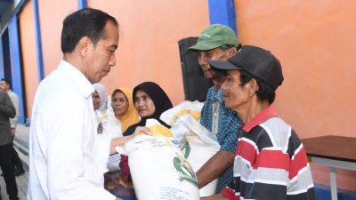 Presiden Jokowi Serahkan Bantuan Pangan bagi Masyarakat