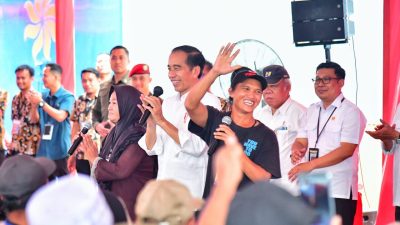 Presiden Jokowi Serahkan Bantuan Pangan di Kabupaten Maros
