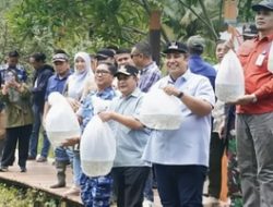 Bupati Maros Dampingi PJ. Gubernur Taburkan Benih Ikan di Taman Wisata Karst Rammang-Rammang