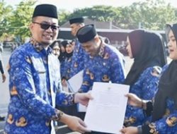 Sekda Maros Serahkan SK Pensiun dan SK PPPK di Hari Kesadaran Nasional