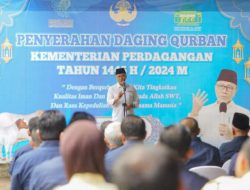 Mendag Zulkifli Hasan Bagikan Kurban 70 Sapi dan 104 Kambing