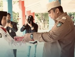 Bupati Menyerahkan Duplikat Bendera Merah Putih Kepada Paskibraka Kabupaten Maros Tahun 2024