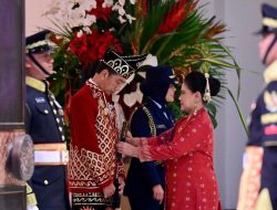 Upacara Penurunan Bendera di Ibu Kota Nusantara: Presiden Jokowi Tampil Mengesankan dengan Pakaian Adat Banjar