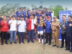 Bupati Maros Serahkan Piala dan Hadiah Turnamen Sepakbola Karang Taruna Cup VI
