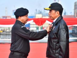 Presiden Jokowi Terima Brevet Kehormatan Hiu Kencana di Atas KRI RJW-992