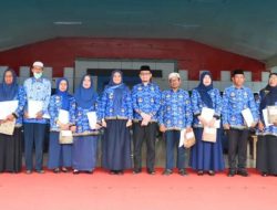 PLT Bupati Maros Serahkan SK Pensiun dan THT kepada PNS Purna Bakti