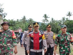 Kapolres Maros Tinjau Lokasi Banjir di Cenrana, Salurkan Bantuan