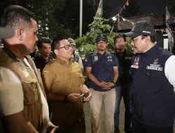 Menteri Sosial Gus Ipul Turun Langsung Siapkan Sahur bagi Korban Banjir di Bekasi