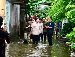 Presiden Prabowo Tinjau Warga Terdampak Banjir dan Berbuka Bersama