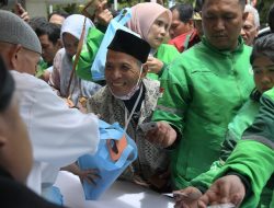 Presiden Prabowo Bagikan Bingkisan Lebaran