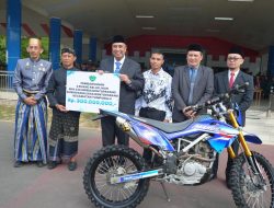 Bupati Maros Salurkan Bantuan Rp300 Juta dan Motor Trail untuk Sekolah Kolong