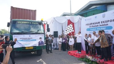 Mendag Budi Santoso Lepas Ekspor Perdana Alas Kaki UMKM Surabaya ke Kuwait