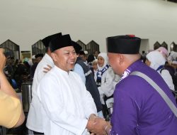 Suasana Haru Sambut Kepulangan Kloter Pertama Jemaah Haji 2025