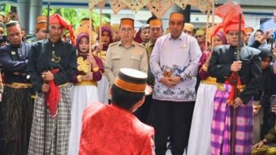 Bupati Maros Dampingi Menteri Kebudayaan RI Kunjungi Pameran Bilah Pusaka