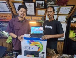 Komit Maros Salurkan Bantuan Laptop dan Printer untuk Komunitas Anak Sungai Rammang-Rammang