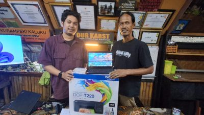 Komit Maros Salurkan Bantuan Laptop dan Printer untuk Komunitas Anak Sungai Rammang-Rammang