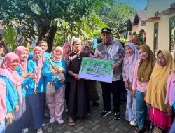 Bupati Maros Serahkan Bantuan Bibit Itik ke Peternak