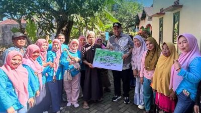 Bupati Maros Serahkan Bantuan Bibit Itik ke Peternak