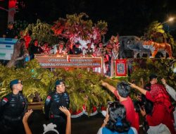Truk Hias Kehutanan Tampilkan Hutan Mini & Satwa Langka di Karnaval HUT ke-80 RI