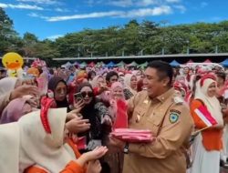 Bupati Maros Bagikan 3.000 Bendera Merah Putih Sambut HUT RI ke-80