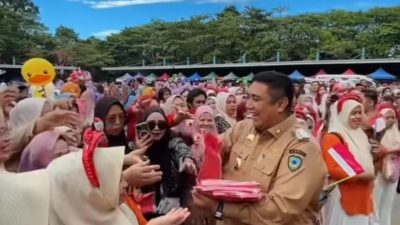 Bupati Maros Bagikan 3.000 Bendera Merah Putih Sambut HUT RI ke-80
