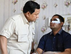 Prabowo Jenguk Korban Demo di RS Bhayangkara