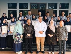 Bupati Maros Anugerahkan Satya Lencana Karya Satya kepada 25 Penyuluh KB Kabupaten Maros