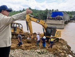 Presiden Prabowo Tinjau Pembangunan Jembatan Bailey Teupin Mane di Bireuen