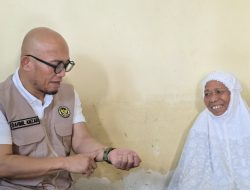Kemenhaj Salurkan Bantuan untuk 32 Jemaah Haji Aceh Terdampak Banjir