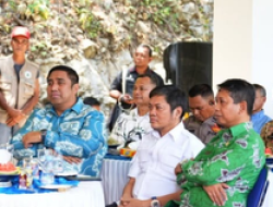 Bupati Maros Resmikan Aula Dolli dan Serahkan Beasiswa Desa