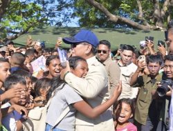Prabowo Temui Pengungsi Gempa Nagekeo, Sapa Anak-Anak di Tenda Pengungsian