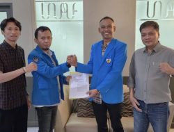 Yudi Arianto Serahkan SK PLT DPD II KNPI Maros kepada Abdillah