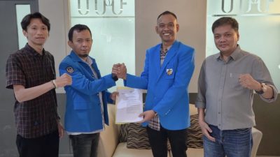 Yudi Arianto Serahkan SK PLT DPD II KNPI Maros kepada Abdillah